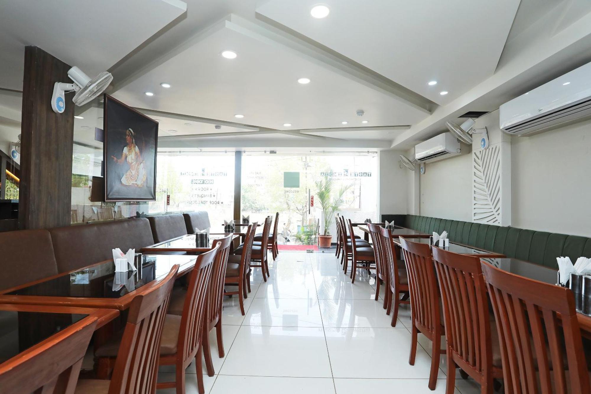 Super Hotel O Taste Of Temple Bhopal Eksteriør billede